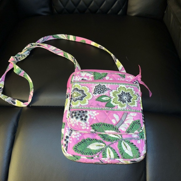 Vera Bradley Handbags - 💚 Vera Bradley Crossbody 🩷